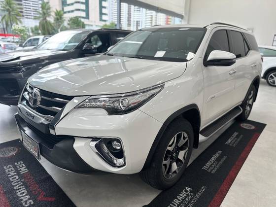 TOYOTA HILUX SW4 2.8 SRX DIAMOND 4X4 7 LUGARES 16V TURBO INTERCOOLER DIESEL 4P AUTOMÁTICO